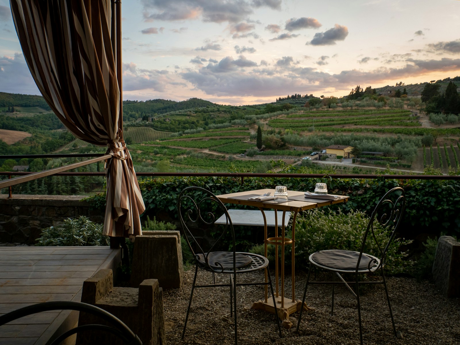 Villa toscana al tramonto tra i cipressi